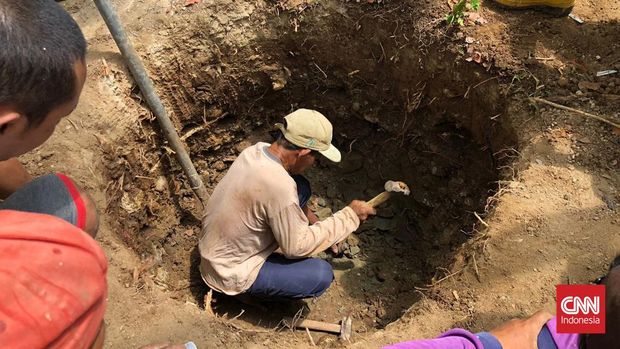 Masyarakat Dusun Tobong Kelurahan Sambirejo, Kecamatan Ngawen, Gunungkidul, DIY terpaksa harus menempuh perjalanan jauh hingga Sukoharjo, Jawa Tengah demi bisa memperoleh air bersih di tengah musim kemarau panjang. CNN Indonesia/Tunggul Damarjati