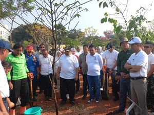 Heru Budi Tanam Pohon di Ciganjur: Kalau Ada Buahnya Ambil Aja, Gratis