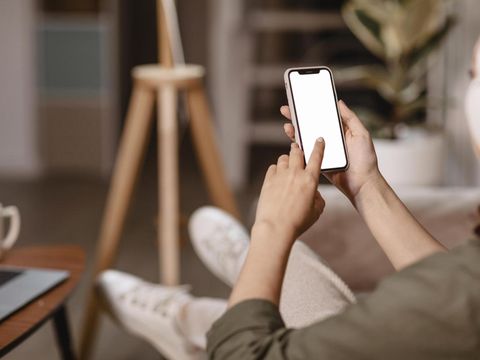 Ilustrasi menggunakan AirDrop di iPhone