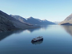 Momen Waswas Kapal Pesiar Mewah Kandas di Greenland