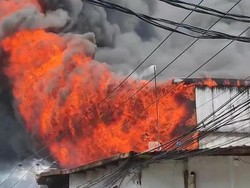 Kebakaran Pabrik di Penjaringan Masih Membara, Personel Damkar Ditambah