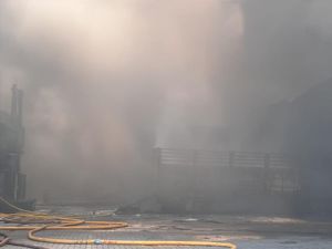 Damkar Kesulitan Akses dan Air untuk Padamkan Kebakaran Pabrik Sandal Jakut