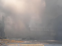 Damkar Kesulitan Akses dan Air untuk Padamkan Kebakaran Pabrik Sandal Jakut