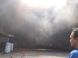 Bertambah Lagi, 31 Unit Damkar Dikerahkan di Kebakaran Pabrik Penjaringan