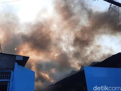 6 Jam Berlalu, Kebakaran Pabrik Sandal di Penjaringan Jakut Belum Padam
