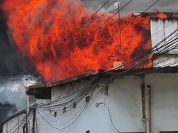 Kebakaran Besar Pabrik Sandal Sisakan Trauma Warga Kapuk Muara