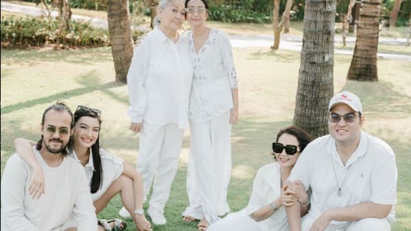 7 Potret Keluarga Raline Shah yang Kompak Pakai Serba Putih