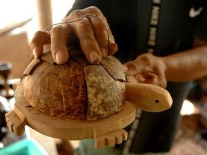 Keren, Kerajinan Tempurung Kelapa Likupang Mejeng hingga Mancanegara Keren, Kerajinan Tempurung Kelapa Likupang Mejeng hingga Mancanegara