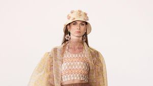 10 Koleksi IKAT Indonesia by Didiet Maulana Tampil di New York Fashion Week
