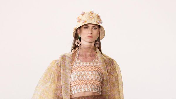 10 Koleksi IKAT Indonesia by Didiet Maulana Tampil di New York Fashion Week