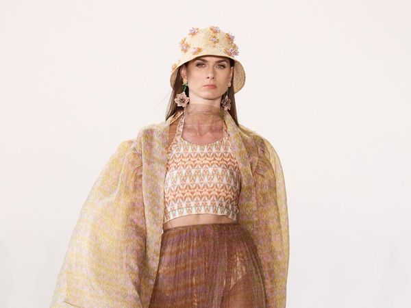 10 Koleksi IKAT Indonesia by Didiet Maulana Tampil di New York Fashion Week