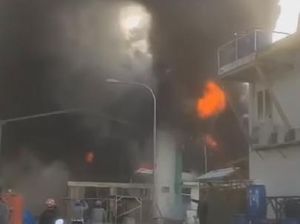 Gudang Damar di Parangloe Makassar Terbakar, Damkar Turunkan 14 Armada