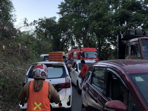 Jalan Poros Maros-Bone di Camba Macet 4 Km gegara Truk Mogok Pagi Ini