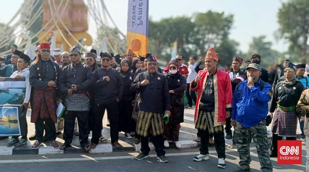 Sejumlah Masyarakat adat Melayu di Jambi menggelar aksi solidaritas untuk masyarakat Pulau Rempang dan Galang, Kepulauan Riau. Massa aksi ini menolak rencana relokasi terkait proyek strategis nasional (PSN) Eco City. CNN Indonesia/M Sobar Alfahri