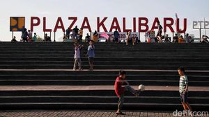 Bermain di Tanggul Laut Plaza Kalibaru yang Lagi Viral