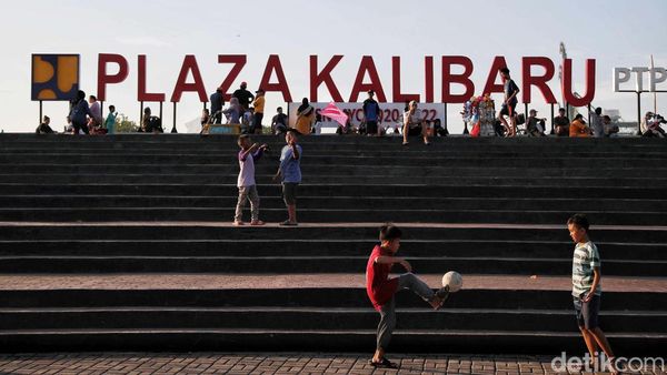 Bermain di Tanggul Laut Plaza Kalibaru yang Lagi Viral