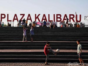 Bermain di Tanggul Laut Plaza Kalibaru yang Lagi Viral
