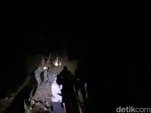 Kobaran Api Masih Terlihat di Bukit Susuru Sumedang