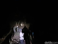 Kobaran Api Masih Terlihat di Bukit Susuru Sumedang