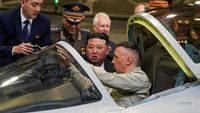 Momen Kim Jong Un Kunjungi Pabrik Jet Tempur Rusia