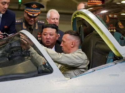Momen Kim Jong Un Kunjungi Pabrik Jet Tempur Rusia