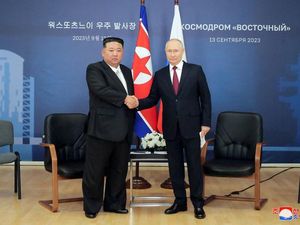 Ada yang Jadi Sorotan Saat Kim Jong Un Bertemu Putin Ada yang Jadi Sorotan Saat Kim Jong Un Bertemu Putin