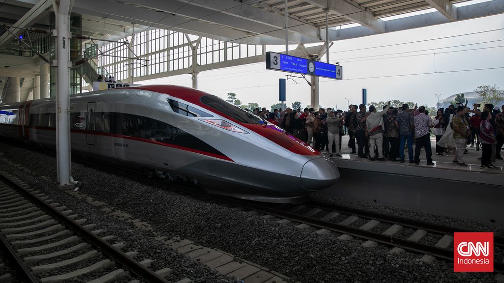 Uji coba kereta cepat Jakarta-Bandung (KCJB) untuk masyarakat dimulai hari ini, Jumat (15/9/2023). (CNN Indonesia/ Adi Ibrahim)