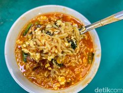Pancong Lumer dan Indomie Nyemek Ini Jadi Favorit di Stasiun Gondangdia