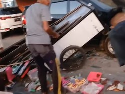 Honda Brio Tabrak Lari Gerobak Kue di Makassar, Korban Rugi Rp 9 Juta