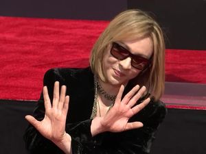 Yoshiki, Artis Jepang Pertama yang Diabadikan di TCL Chinese Theater Hollywood Yoshiki, Artis Jepang Pertama yang Diabadikan di TCL Chinese Theater Hollywood