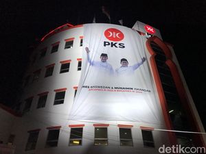 Momen PKS Bentangkan Spanduk Raksasa Anies-Cak Imin Momen PKS Bentangkan Spanduk Raksasa Anies-Cak Imin