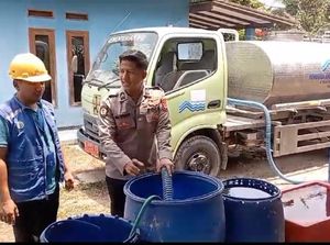 Polres Bogor Bagikan Air Bersih ke Warga Gunung Sindur Tercampur BBM