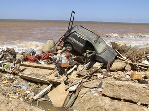 Penampakan Mobil Tersapu Banjir hingga Pinggir Laut di Libya Penampakan Mobil Tersapu Banjir hingga Pinggir Laut di Libya