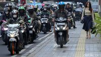 Aksi Santuy Pemotor Bajak Trotoar di Jaksel