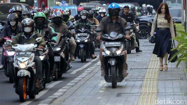 Aksi Santuy Pemotor Bajak Trotoar di Jaksel