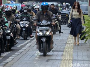 Aksi Santuy Pemotor Bajak Trotoar di Jaksel