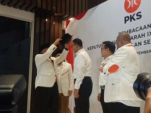 Presiden PKS Pasangkan Peci ke Anies-Cak Imin, Resmi Beri Dukungan!