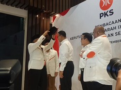 Presiden PKS Pakaikan Peci Hitam ke Anies-Cak Imin Usai Resmi Beri Dukungan