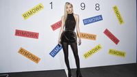 7 Potret Rose BLACKPINK Menawan di Karpet Biru, Gaunnya Bertabur Kristal