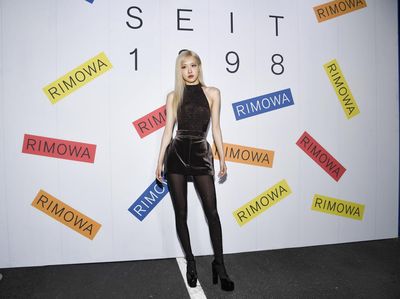7 Potret Rose BLACKPINK Menawan di Karpet Biru, Gaunnya Bertabur Kristal