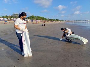 Kemenparekraf Sebut Sampah Kiriman di Pantai Kuta Berasal dari Ciliwung-Brantas