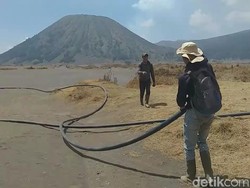 Api Telah Padam, Warga Lereng Bromo Gotong Royong Perbaiki Pipa Air yang Rusak Terbakar