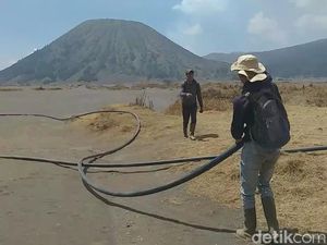 Api Telah Padam, Warga Lereng Bromo Gotong Royong Perbaiki Pipa Air yang Rusak Terbakar Api Telah Padam, Warga Lereng Bromo Gotong Royong Perbaiki Pipa Air yang Rusak Terbakar
