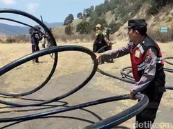 Warga Lereng Bromo Pasuruan Swadaya Perbaiki Pipa Air yang Rusak Terbakar
