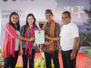 Sah! Wamen ATR/BPN Serahkan Sertifikat ke BPO Labuan Bajo Flores