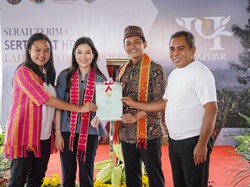 Sah! Wamen ATR/BPN Serahkan Sertifikat ke BPO Labuan Bajo Flores