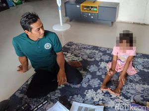 Polda Jatim Beri Pendampingan Psikologi Siswi SD Buta Dicolok Tusuk Bakso Polda Jatim Beri Pendampingan Psikologi Siswi SD Buta Dicolok Tusuk Bakso