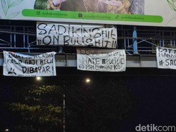 Spanduk Sindir Bos PSM soal Tunggakan Gaji Beredar di Jalan Makassar