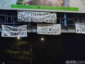 Spanduk Sindir Bos PSM soal Tunggakan Gaji Beredar di Jalan Makassar Spanduk Sindir Bos PSM soal Tunggakan Gaji Beredar di Jalan Makassar