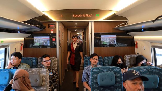 Suasana penumpang KCJB yang berada dalam kereta dalam kecepatan speed di atas 300km/h, Jakarta, Jumat, (15/9). (CNBC Indonesia/Muhammad Sabki)